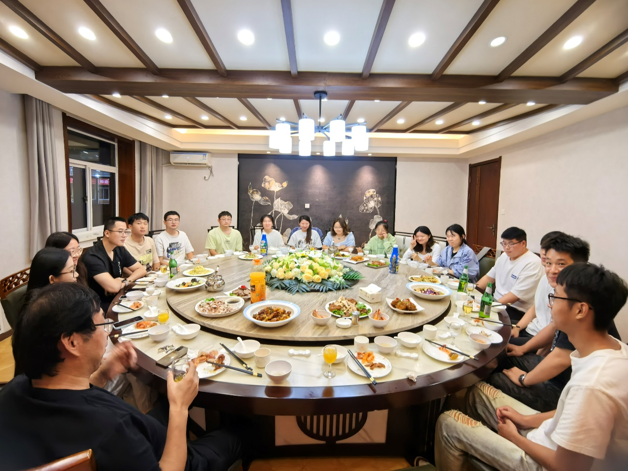 数智赋能实验室中秋聚餐，师生共话团圆情
