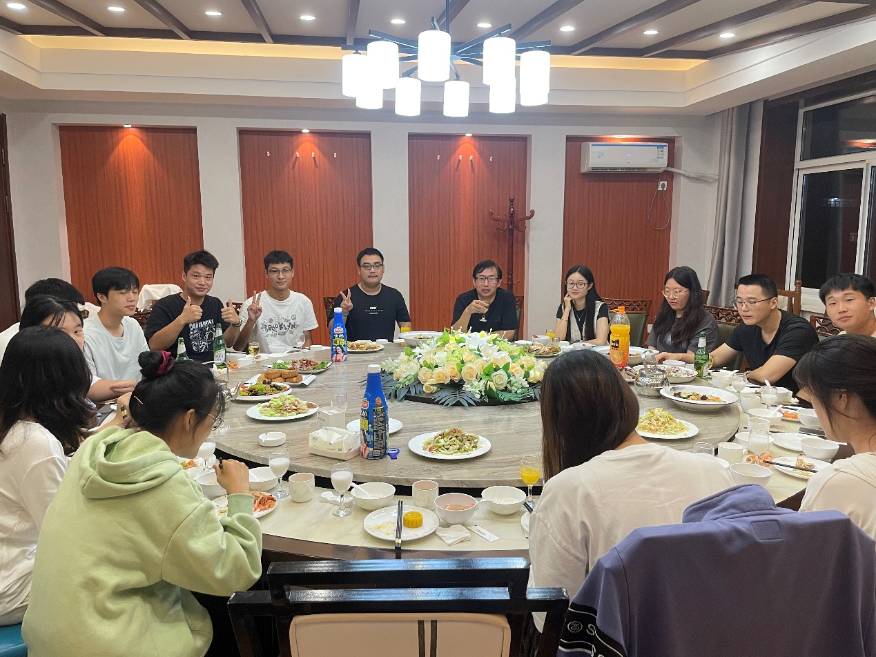 数智赋能实验室中秋聚餐，师生共话团圆情