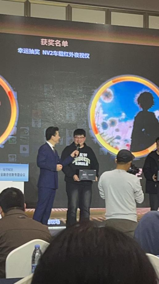 数智赋能实验室师生参加“具身无界·聚势赋能”AI与智能机器人产业融合创新专题会议 数智赋能实验室师生参加“具身无界·聚势赋能”AI与智能机器人产业融合创新专题会议